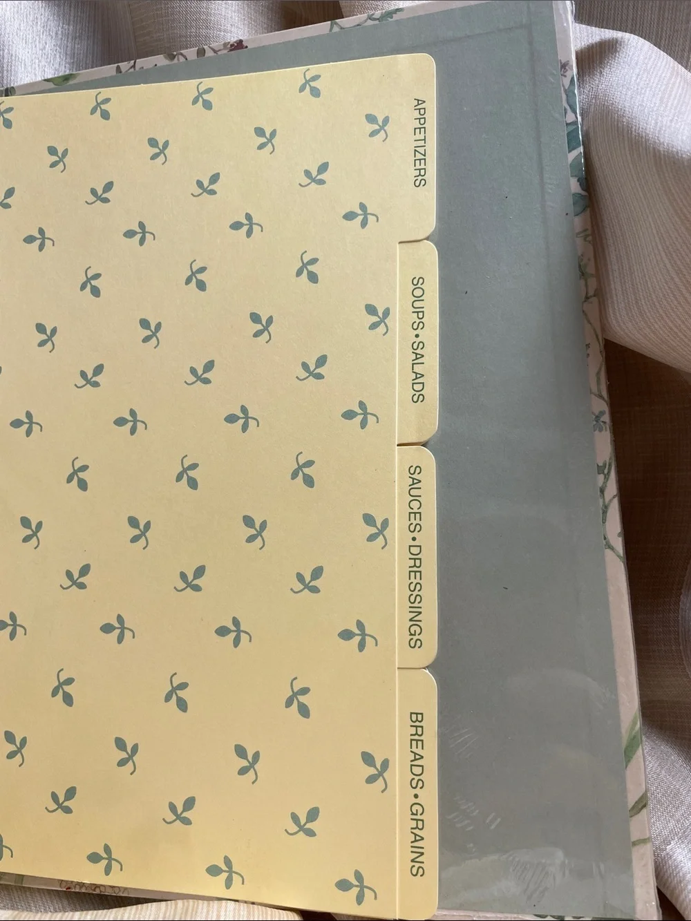 Gibson Botanical Recipe Organizer in Cream and Green NWT